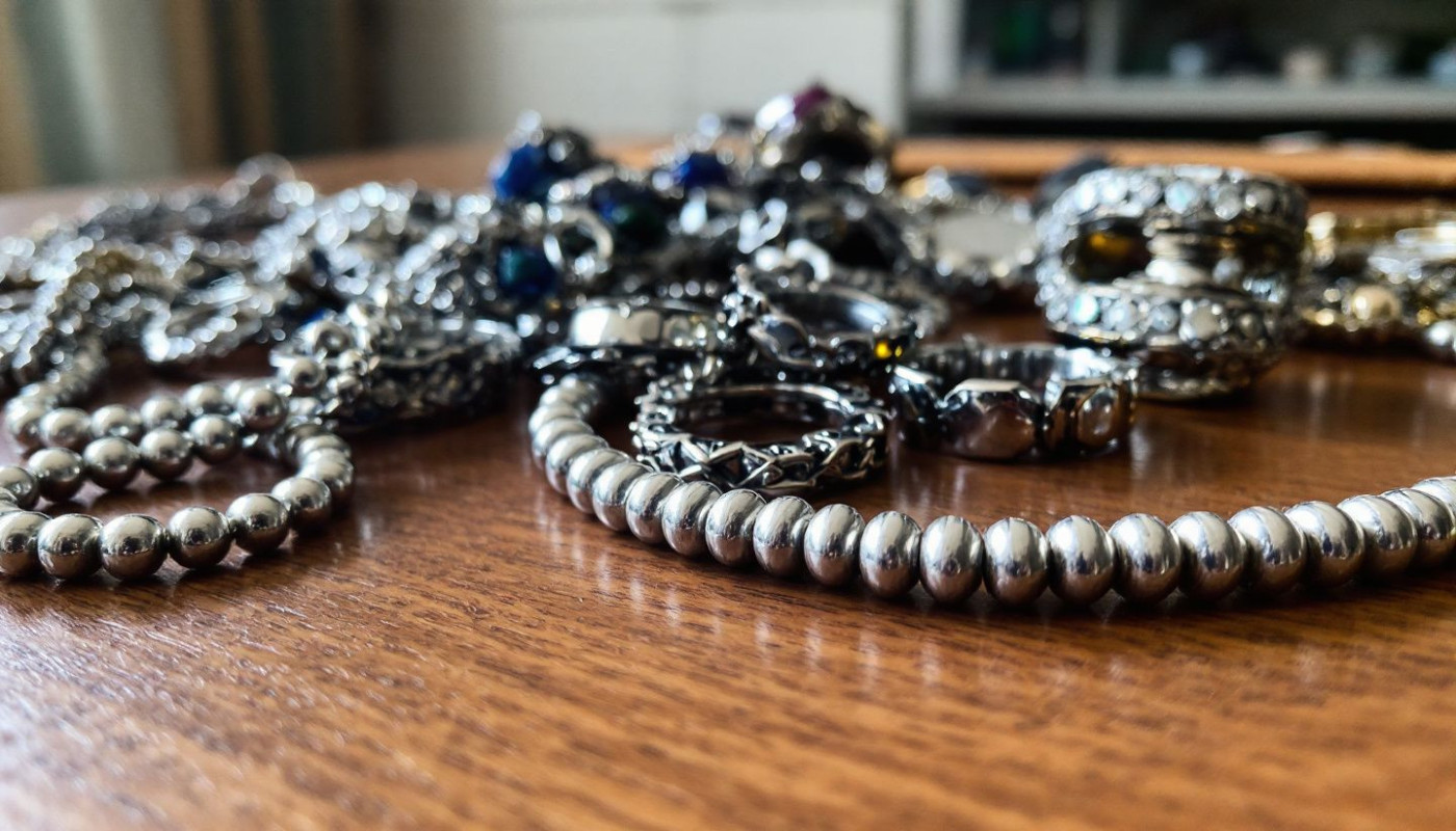 Mélange de métaux dans les bijoux comment le maîtriser pour un look tendance